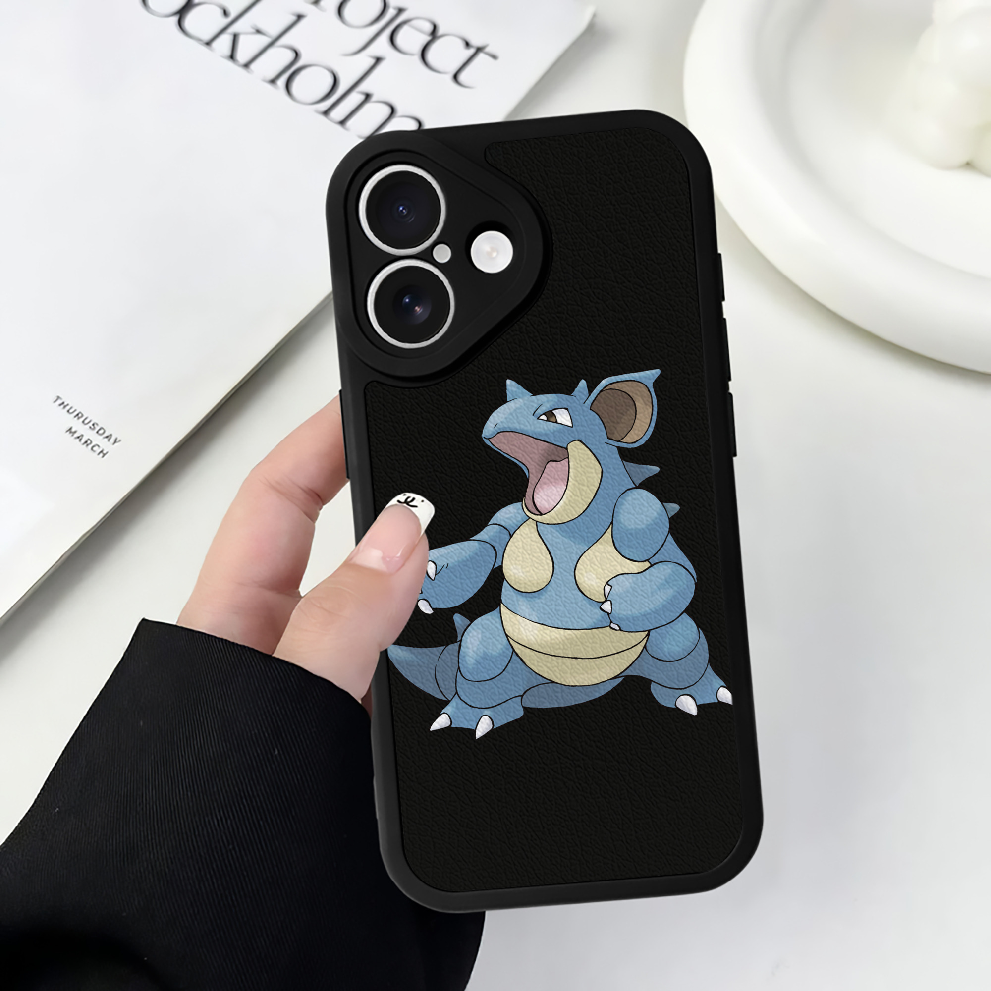 （画像用） ポケットモンスター Pokémon 【iPhone 16シリーズ対応】シリコンスマホケース（レザー調） 材質：シリコン